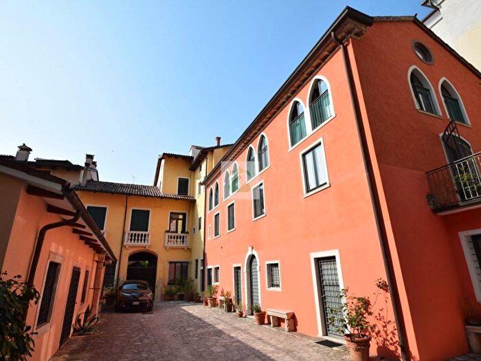 Appartamento trilocale in affitto in vicolo della giasara, Centro, Schio