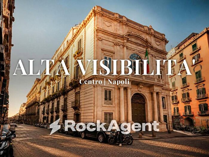 Casa in vendita in Piazza Sette Settembre, Centro Storico, Napoli