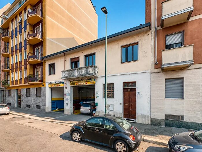 Appartamento con 6 locali in vendita in Via Postumia, Torino