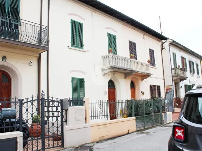 Casa con 6 locali in vendita in Via Bengasi, Pistoia
