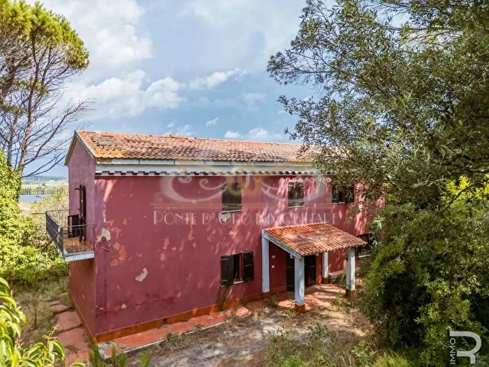 Casa con 9 locali in vendita in Fauglia