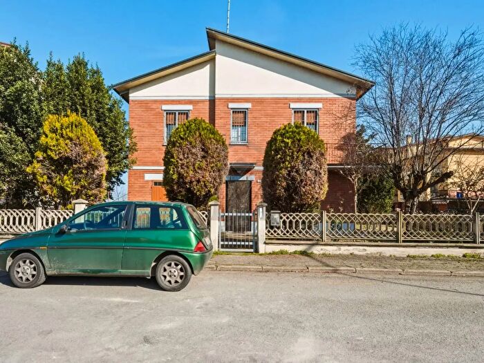 Casa con 6 locali in vendita in Via Brindani, Reggio Emilia