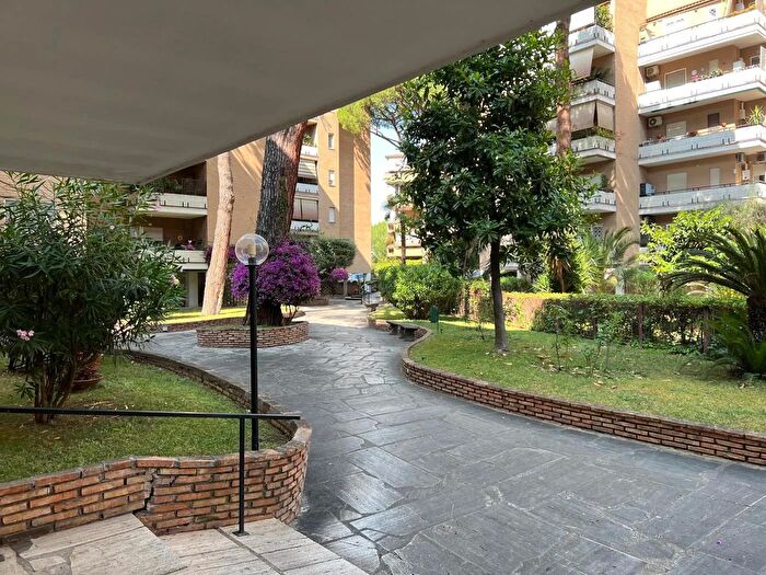 Appartamento trilocale in vendita in Via Val Pellice, Roma