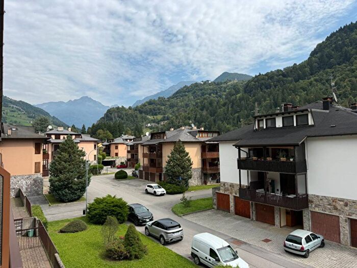 Appartamento trilocale in vendita in Piazza Sandro Pertini, Centro, Gromo