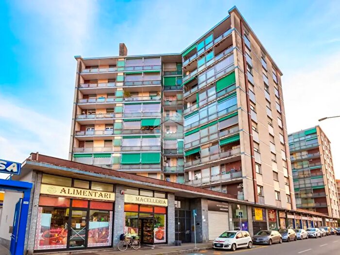 Appartamento trilocale in vendita in Corso Grosseto, Torino