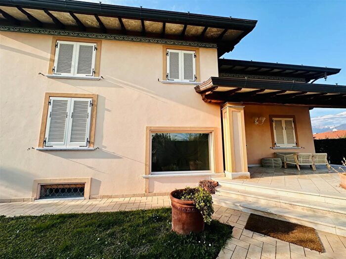 Casa con 9 locali in vendita in Fiumetto Pietrasanta Lucca, Pietrasanta