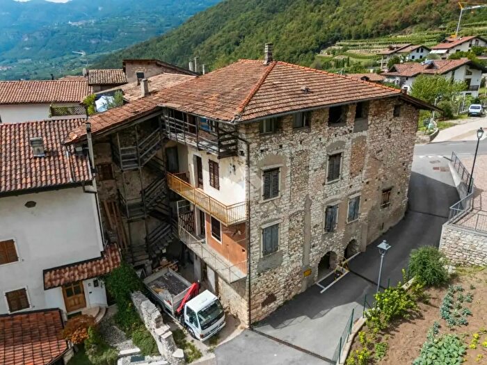 Casa con 10 locali in vendita in Via Borgo, Pomarolo