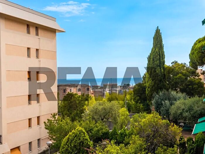 Appartamento con 7 locali in vendita in Via Castagnevizza, Genova