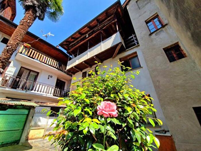 Casa con 6 locali in vendita in Via Centrale, Arola