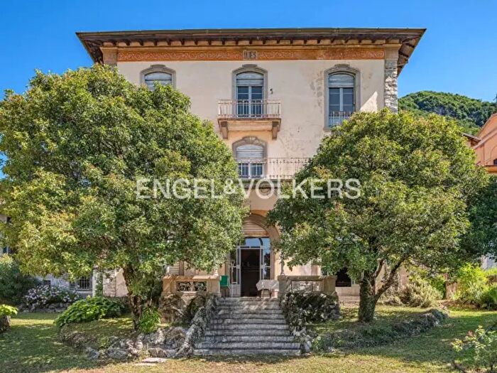Casa con 6 locali in vendita in Caslino D'Erba