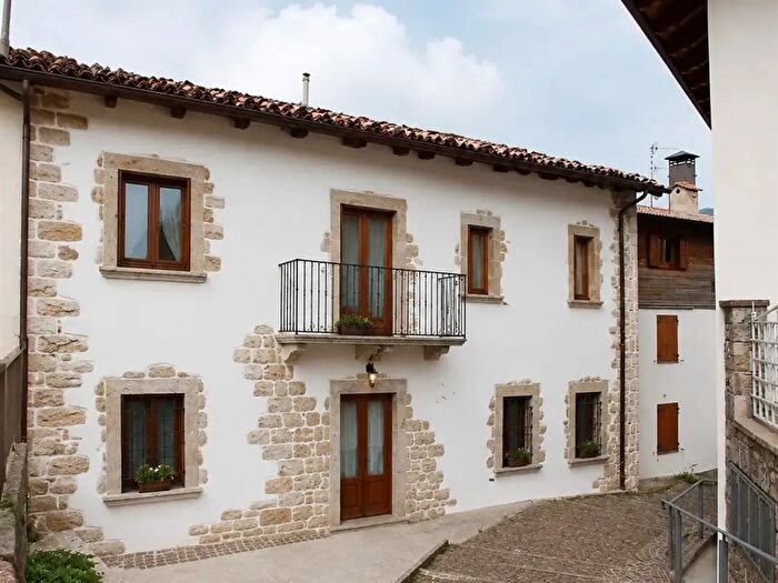 Casa con 5 locali in vendita in Selvino