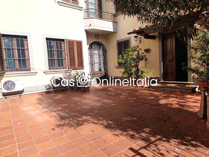 Casa con 6 locali in vendita in Via Firenze, Prato