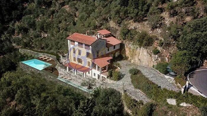 Casa con 11 locali in vendita in Camaiore