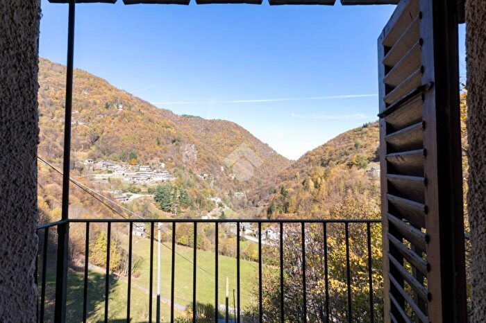 Casa quadrilocale in vendita in Via Garossini, Rora