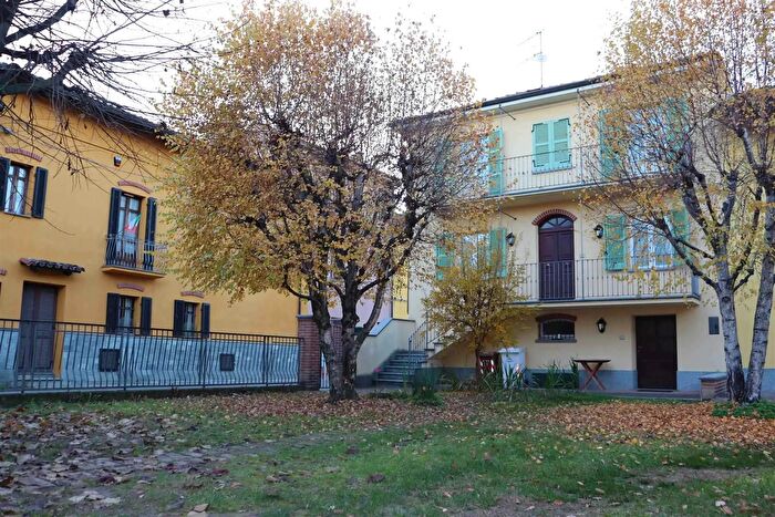 Casa quadrilocale in vendita in Canove Govone Cuneo, Govone