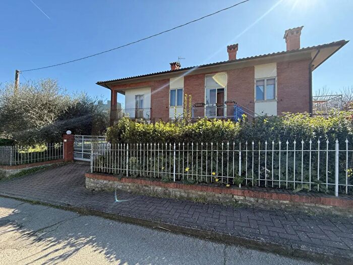 Casa con 6 locali in vendita in Sanfatucchio, Castiglione Del Lago