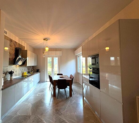 Appartamento con 5 locali in vendita in Massa