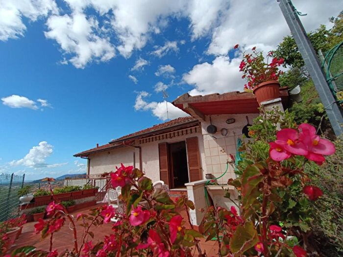 Casa quadrilocale in vendita in Massa