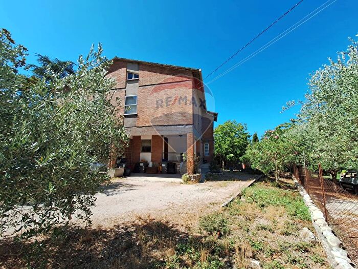 Casa con 8 locali in vendita in Località Castellina, Trevi