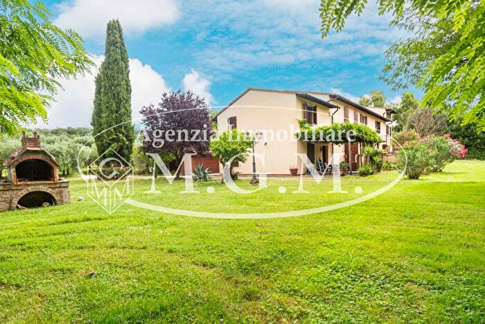 Casa con 7 locali in vendita in Calcinaia