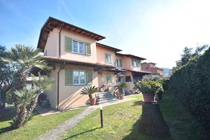 Casa con 6 locali in vendita in Via Trento SNC, Seravezza