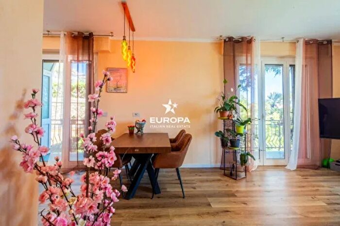 Appartamento trilocale in vendita in Via Alfonso La Marmora, Sanremo