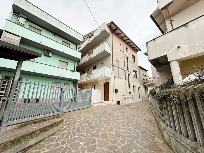 Appartamento trilocale in vendita in Via Alessandro Manzoni, Cepagatti