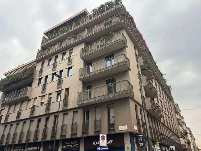 Appartamento trilocale in vendita in Via Macchi, Milano