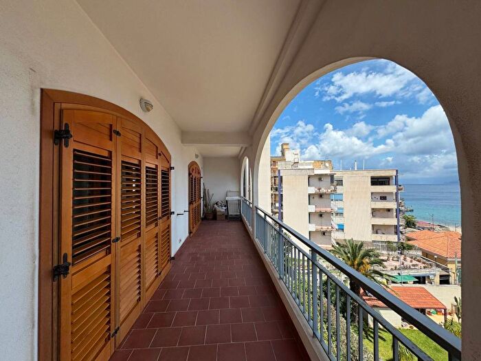 Appartamento trilocale in affitto in Salita Fosse, Litoranea Panoramica, Messina