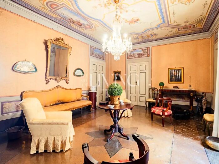 Appartamento con 12 locali in vendita in Ntonio Mordini, Lucca