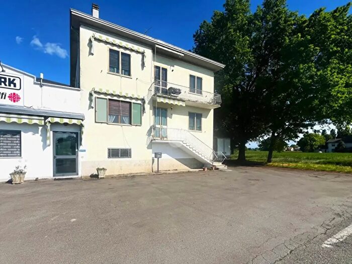Appartamento con 6 locali in vendita in Via Cadorna, Gattatico