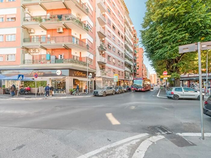 Appartamento trilocale in vendita in Largo Antonio Beltramelli, Roma