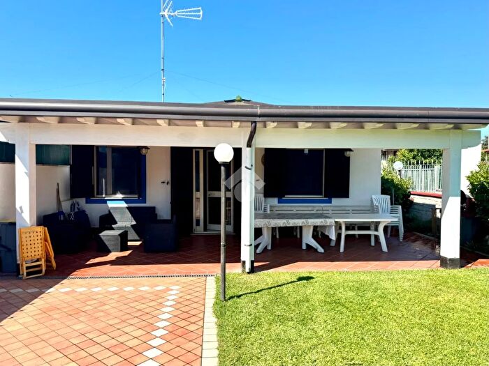 Casa quadrilocale in vendita in Traversa Sinistra, Terracina
