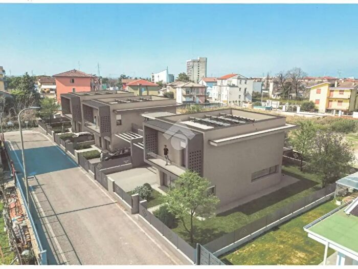 Casa con 5 locali in vendita in Via Galassia, Verona