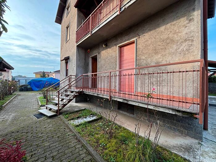 Appartamento trilocale in vendita in Vicolo Gradisca, Caronno Pertusella