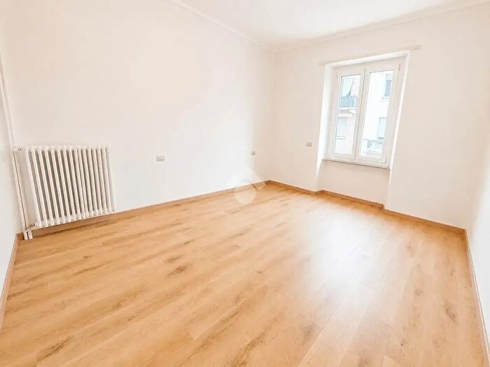 Appartamento trilocale in vendita in Via Isonzo, Torino