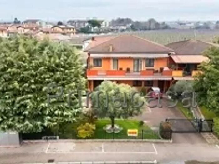 Casa con 11 locali in vendita in Via Padovana, Arcole