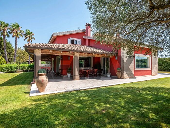 Casa con 15 locali in vendita in Cda Brucè Snc, Ragusa