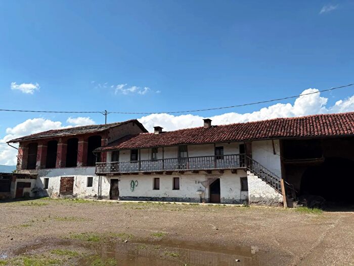 Casa con 8 locali in vendita in Pinerolo