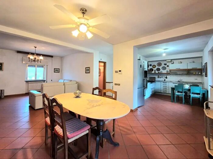 Casa con 6 locali in vendita in Lucca
