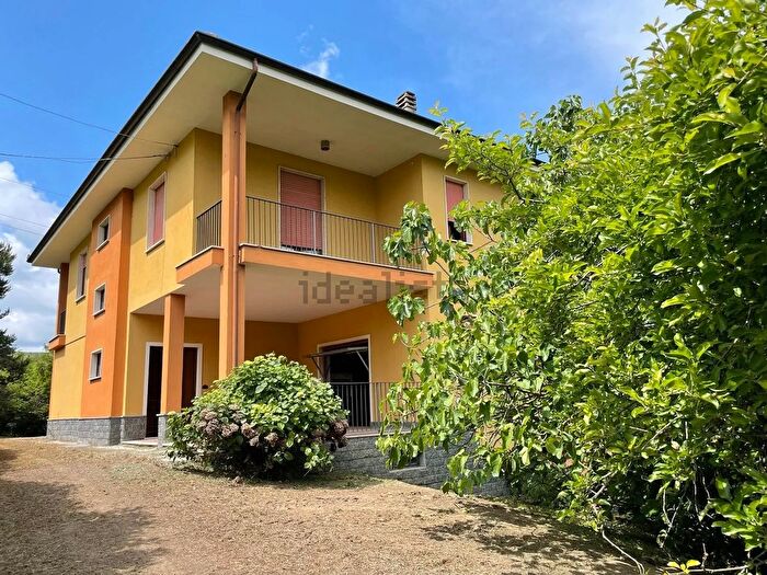 Casa con 15 locali in vendita in Cassinasco