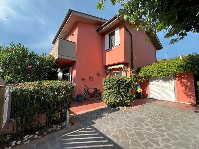 Casa con 6 locali in vendita in Larga, Lucca