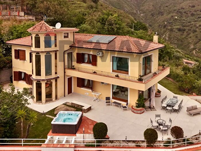 Casa con 10 locali in vendita in Via Unità d'Italia, Letojanni