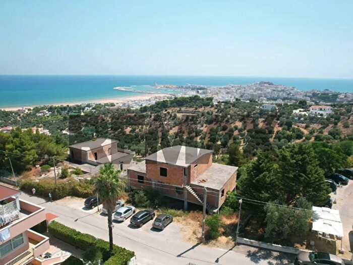 Casa con 10 locali in vendita in Località Sant'Andrea Snc, Vieste