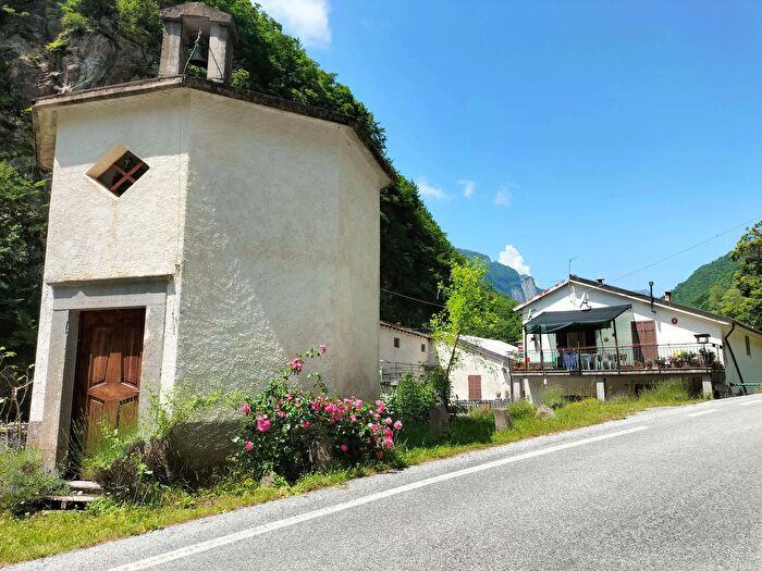 Casa con 16 locali in vendita in Frazione Ponte di Nava Località Figalli, Ormea