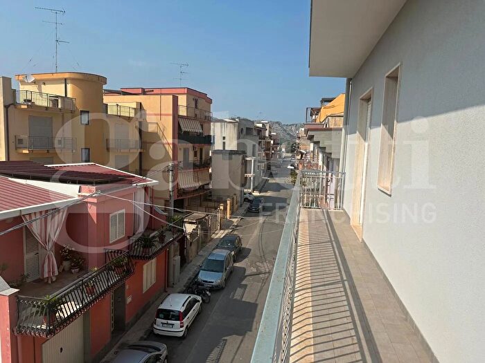 Appartamento trilocale in vendita in Floridia