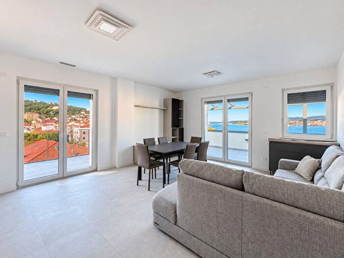 Casa trilocale in affitto in Viale Luigi Frausin, Centro, Muggia
