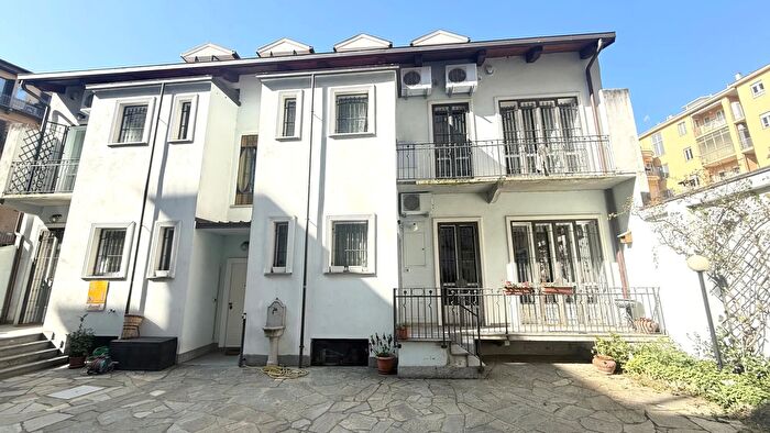 Casa con 7 locali in vendita in Via Bruino Cenisia Circoscrizione Torino Piemonte Italia, Torino