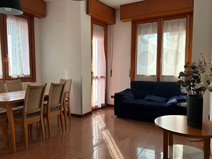 Appartamento trilocale in affitto in Via Raimondo Montecuccoli, Bande Nere, Milano