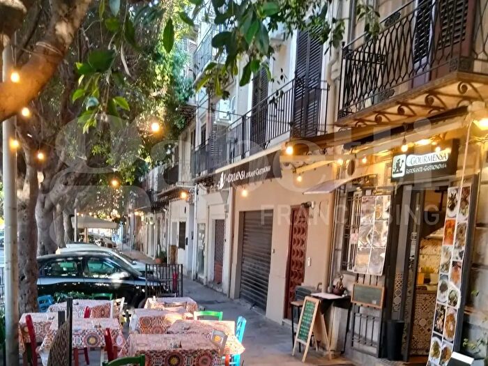 Appartamento con 7 locali in vendita in Via Pignatelli Aragona, Palermo